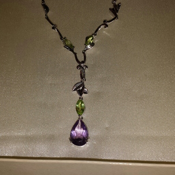 Sold in bundle Beautiful Necklace - Picture 2 of 3