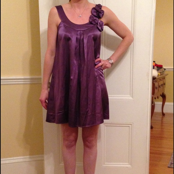 Purple silk dress - beautiful flowers on shoulder - Picture 4 of 4