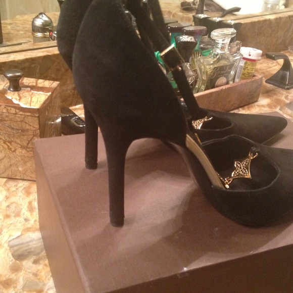 💢NO LONGER AVAILABLE💢Louis Vuitton Heels - Picture 4 of 4