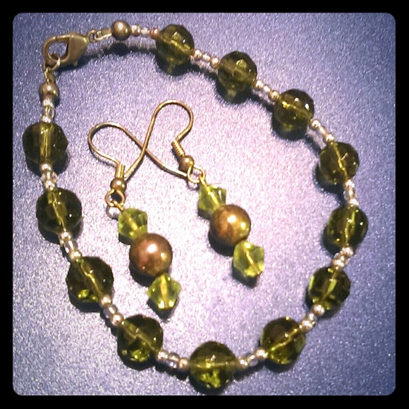 Green beaded bracelet and earrings set.