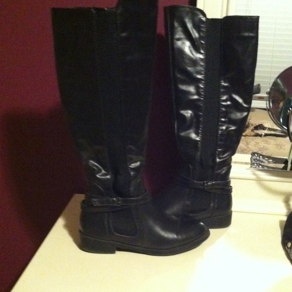 Black boots with a mini buckle