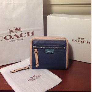 PRICE DROP 🌸 NWT Coach Daisy Zip Around Wallet