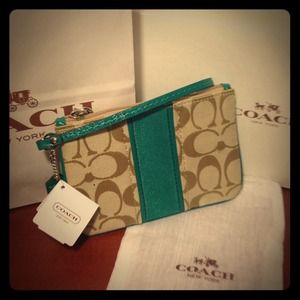 OVER 50% OFF🎉NWT Signature Coach Wristlet
