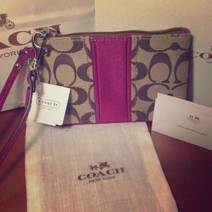 🚫 SOLD IN BUNDLE 🚫NWT Signature Coach Wristlet