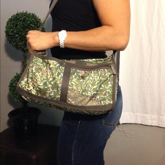 Lesportsac Bags Lesportsac Deluxe Everyday Bag Safari Print Poshmark