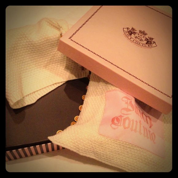 !!SOLD!!   Juicy Couture Hat and Scarf