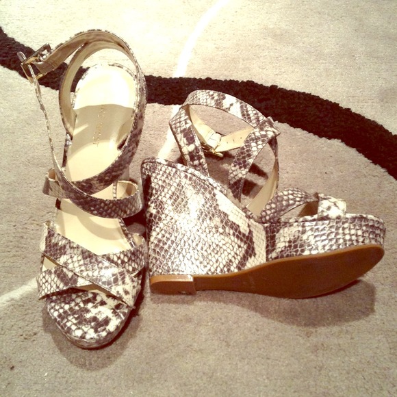 ⬇️Price Reduced Nine West wedges snake skin print