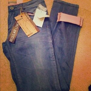 Blue/ pink jeans! Awesome look! 🎀