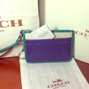 🚫SOLD IN BUNDLE 🚫NWT Coach Mini Wristlet