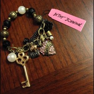BETSEY JOHNSON. Key/heart/pearl stretch bracelet