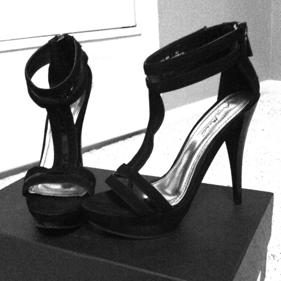 ⛔️SOLD⛔️T-Strap Black Zippered Stilettos 💜
