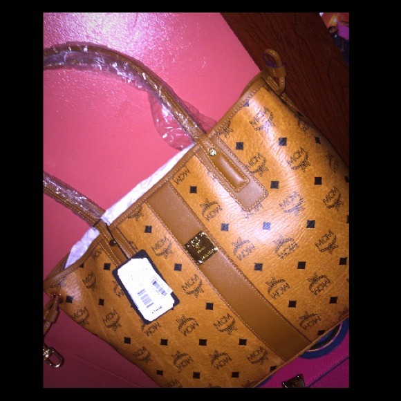 SOLD 💥 MCM HANDBAG WITH CLUTCH INCLUDED 💋