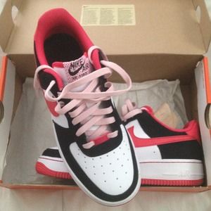 BNWT NIKE AIR FORCE 1's IN A SZ 6.5