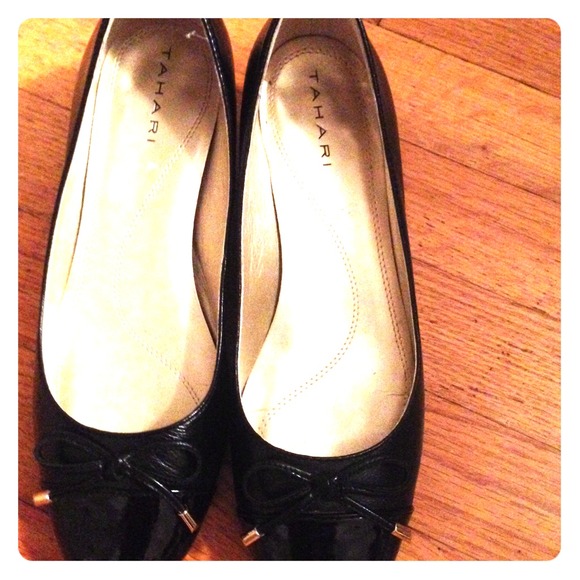 Tahari Maisy Black Leather Pumps