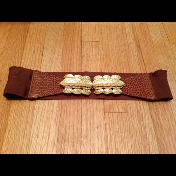 🚫SOLD🚫BCBG gold leaves hardware tan elastic belt