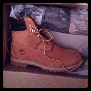 TRADED!  Women's timberland 6" wheat boot