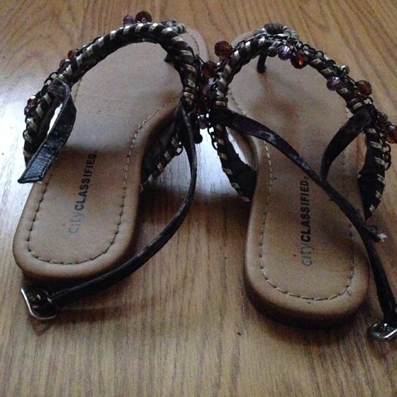 ♻️DONATED♻️Sandals - Picture 2 of 4