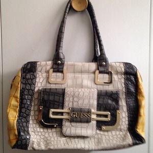🎒👜👝💼👛 A unique style GUESS bag