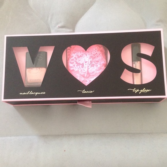 NIB Victoria's Secret gift set - Picture 2 of 3