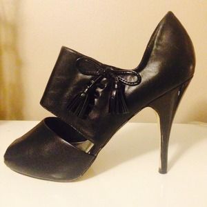 White House Black Market stylish heels with tassel