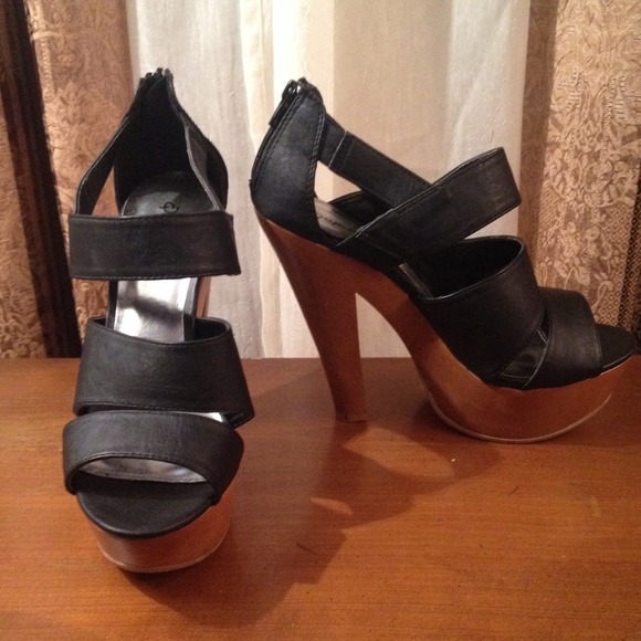 Black Strappy Qupid Heels NWOT - Picture 1 of 3