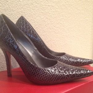 Joey O Pointy 4 inch heels. Black/gray gator look