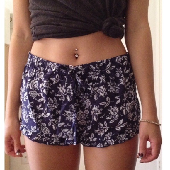 ❌SOLD on Blog❌ Brandy Navy Floral Shorts Vodi