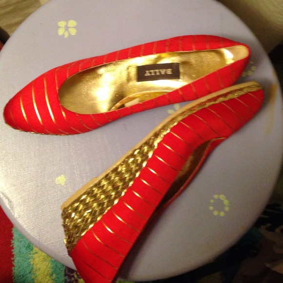 RED  TRIMMED IN GOLD. MADE IN ITALY.  SIZE 6