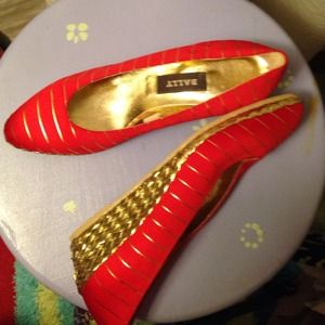 RED  TRIMMED IN GOLD. MADE IN ITALY.  SIZE 6
