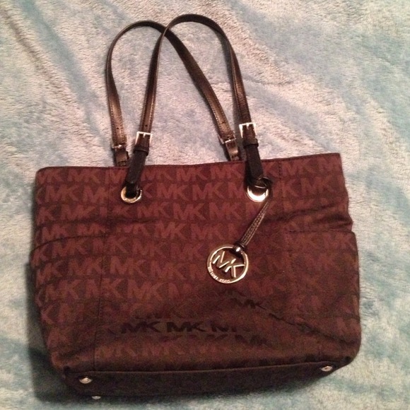 📛📛SOLD📛📛📛Michael Kors signature style purse
