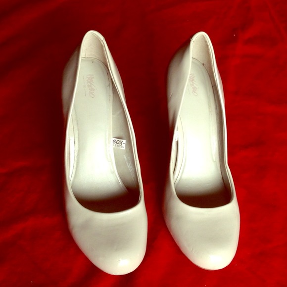 Mossimo nude patent leather closed toe heels