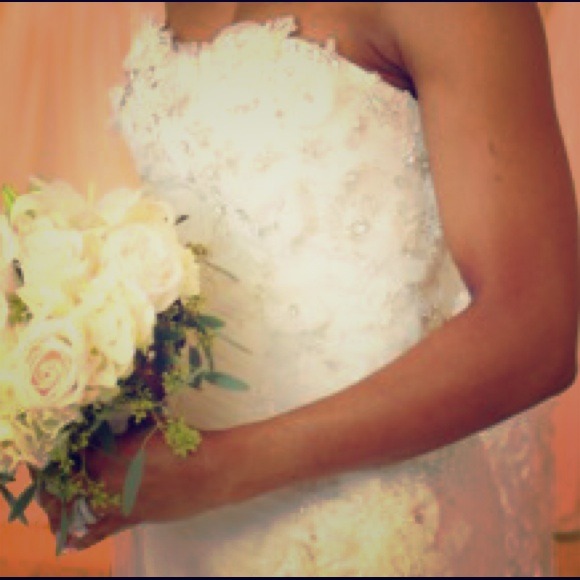 Stunning wedding dress! Almost new!