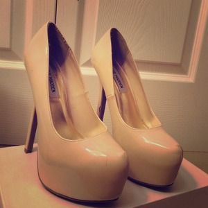 Steve Madden Nude Pumps