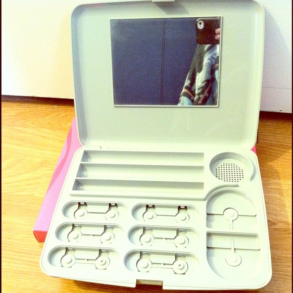 Large Mary Kay Signature Compact - Picture 1 of 3