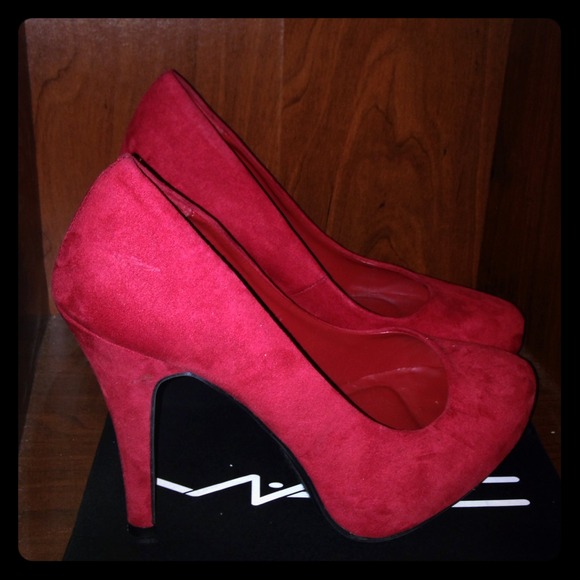 Classic RED pumps 👅👠👠