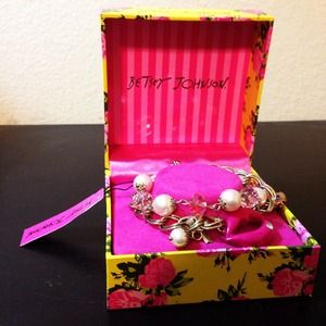 💋Betsey Johnson Lip Charm Bracelet in box💋