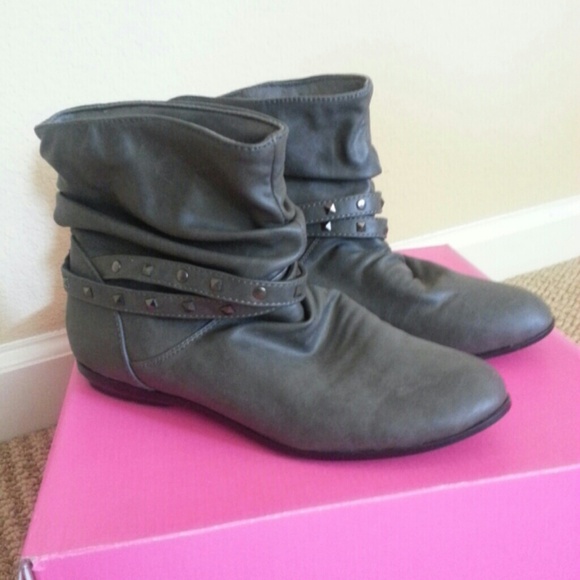 NWOT Vegan leather booties!