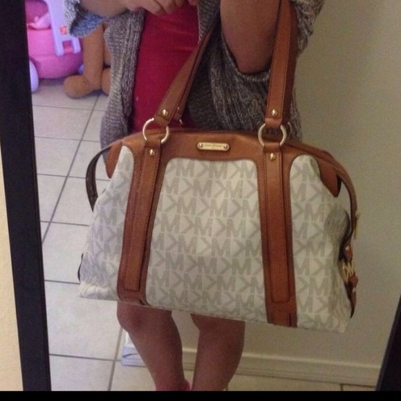 🚫SOLD🚫 Michael Kors large tote! - Picture 2 of 3