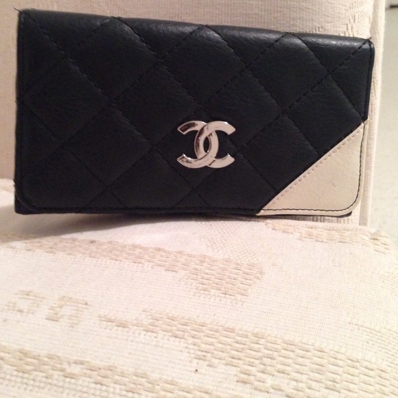 Black and white wallet Chanel inspired