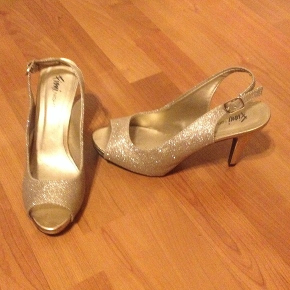 Sparkly gold heels✨