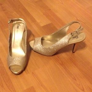 Sparkly gold heels✨