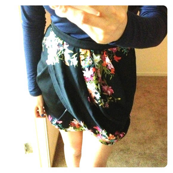 Zara Dresses & Skirts - ❤💞🎄🎁Host pick❤🎉😘/ZARA skirt worn once
