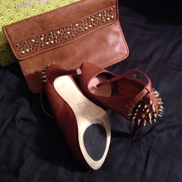 💋SPIKES!! 👠pumps from Bakers w/clutch must have! - Picture 3 of 4