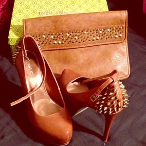 💋SPIKES!! 👠pumps from Bakers w/clutch must have!