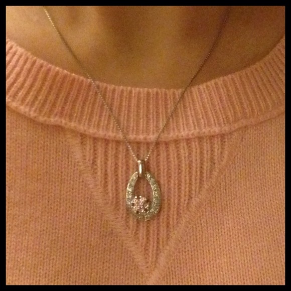 Pretty Flower Pendant Necklace