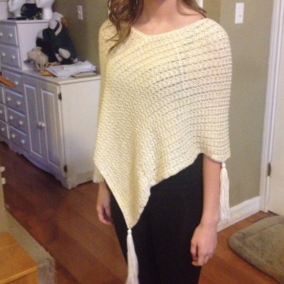 NWOT Elizabeth Gillet poncho w/ tassels - Picture 2 of 3