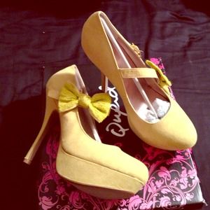 Neon yellow pumps