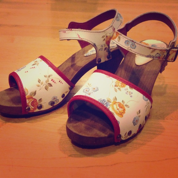 Barely worn, beautiful Sanita sandal clogs!
