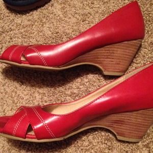 Red wedges. Size 6