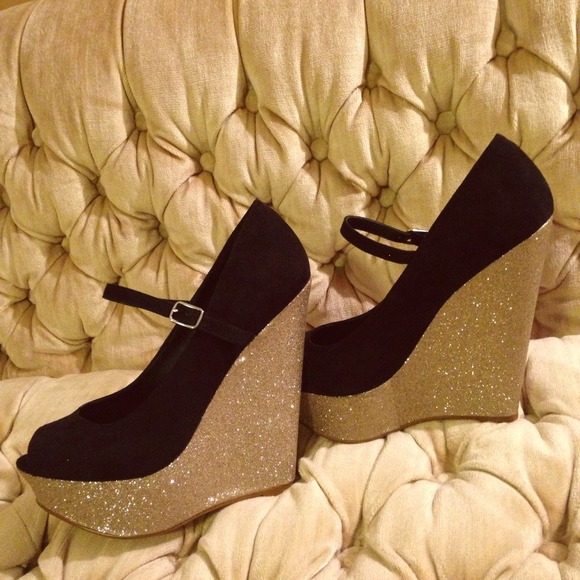 Steve Madden black & gold wedges💎